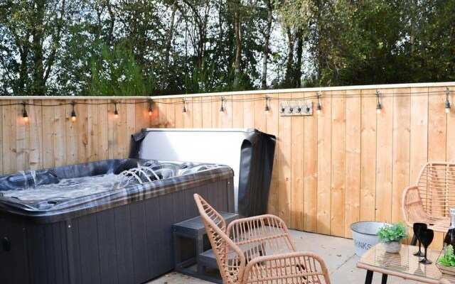 Remarkable 2-bed Lodge in Morpeth With Hot Tub