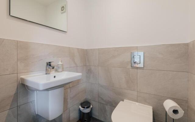 Redland Stay In Bespoke Home 1 of 2