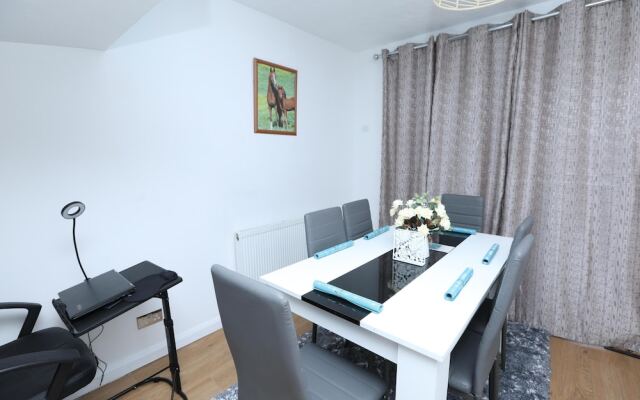 Beautiful 4-bed House in Erith