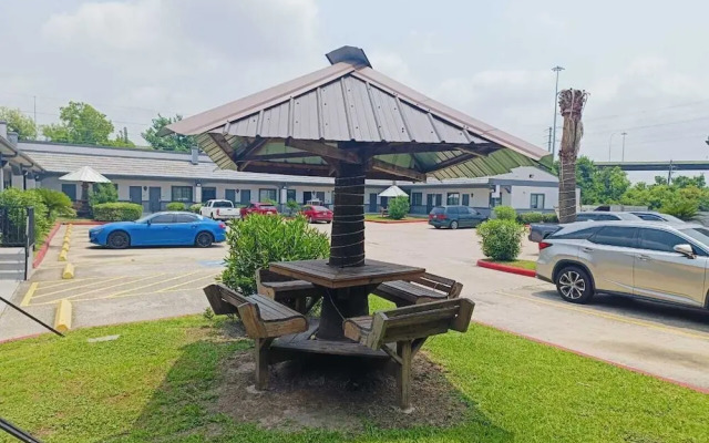 Hotel O Regency Suites Houston - IAH Beltway 8