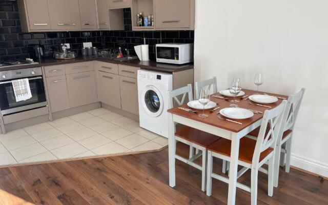 Spacious 2-bed Apartment With Free Parking