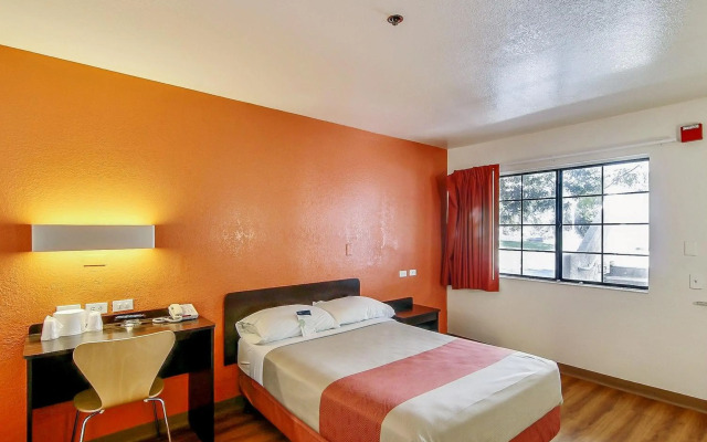 Motel 6 Thousand Oaks, CA