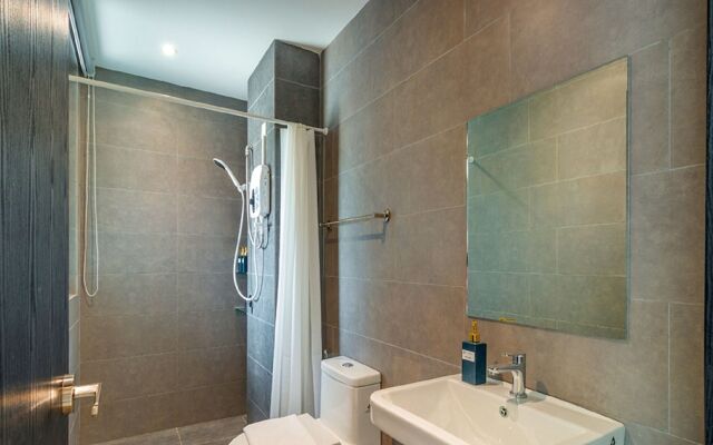 Neu Suites Residence, Embassy Row