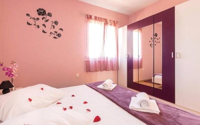 Nice Home in Kastel Luksic With Wifi and 6 Bedrooms