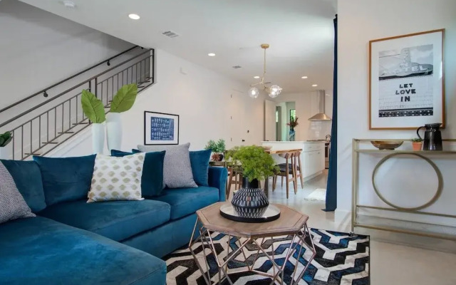 Divine 3br/2.5ba Downtown/east-side Home by Domio