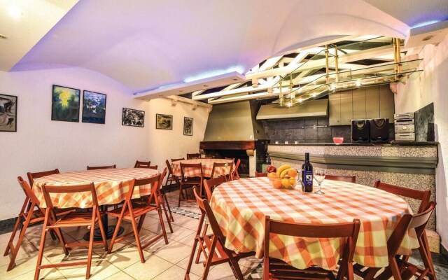 Awesome Home in Duce With Wifi and 9 Bedrooms