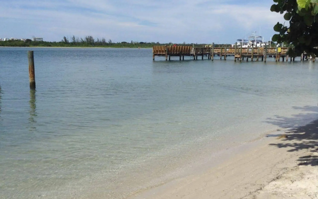 Dockside Inn & Resort