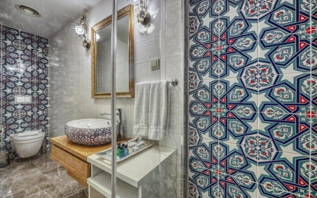 Vibrant Suite Located in Heart of Historic Area