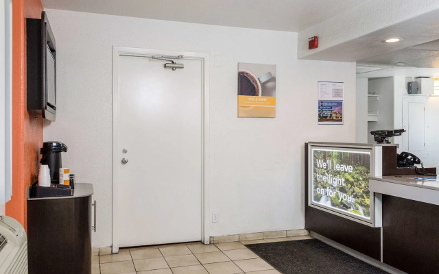 Super 8 by Wyndham Turlock