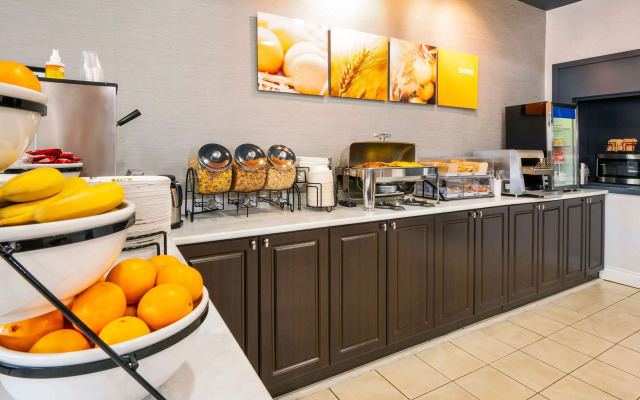 Comfort Hotel & Suites