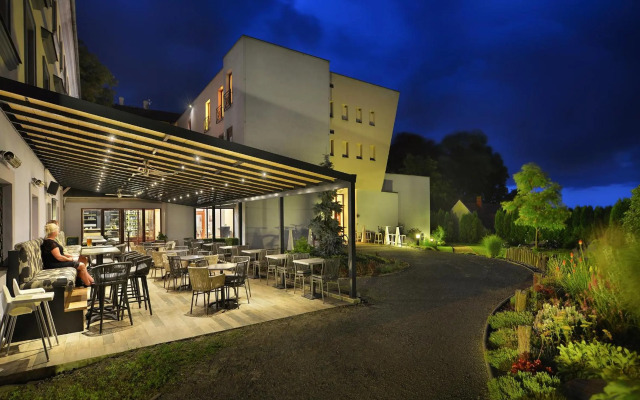 Maximilian Lifestyle Resort
