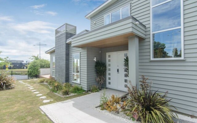 Modern Luxury Home in Long Bay