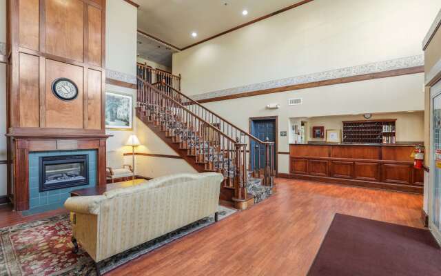 Econo Lodge Inn and Suites