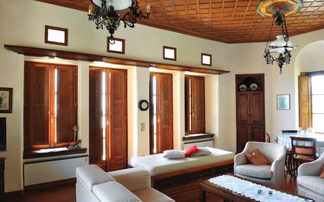 The Fountainhead Historic Chalet by JJ