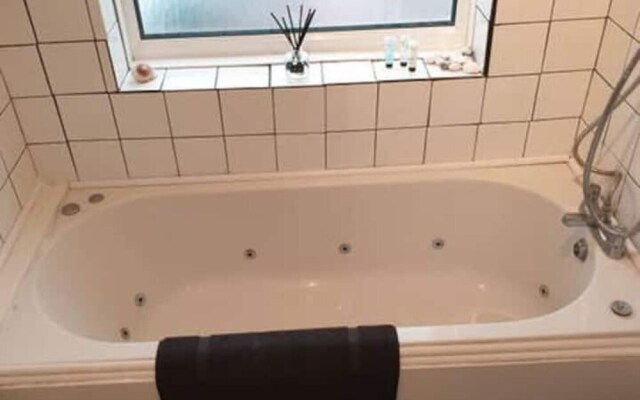 Compact Suite, 3 min From Beach - Inc Breakfast