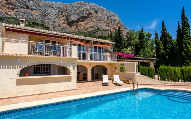 Stylish 5-bed Villa Almarina in Javea