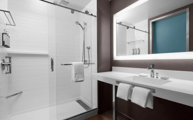 AC Hotel Vancouver Waterfront