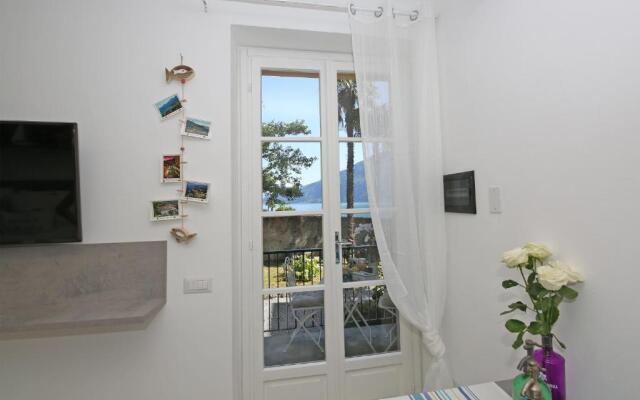 Apartment A lago, private beach and parking