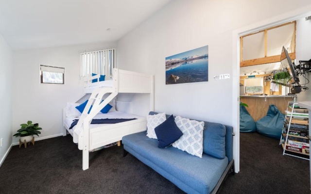 Central, Modern Loft Style Home - 2 Min walk from Town – Guest Rooms – Queenstown