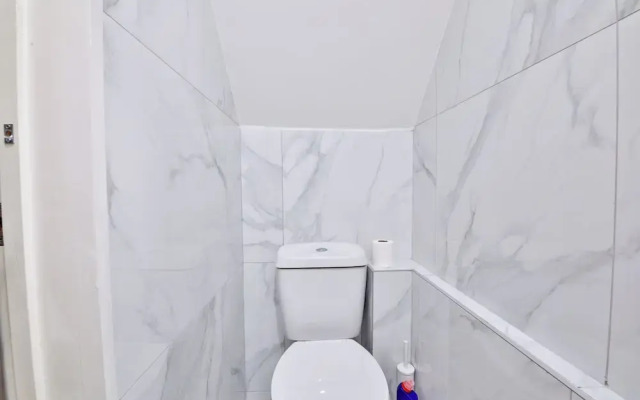 Modern 2 Bed House - Sleeps 4