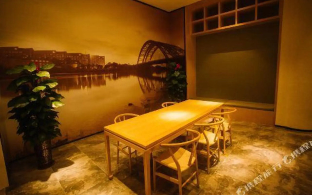 Xinyue Hotel (Liaobu Wanrun Plaza)