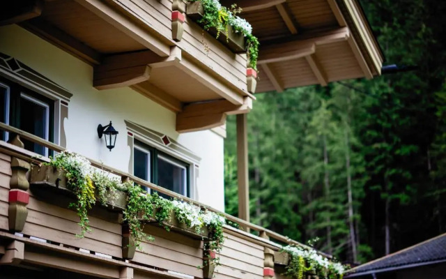 PineTree Lodge
