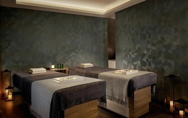 Montcalm East, Autograph Collection