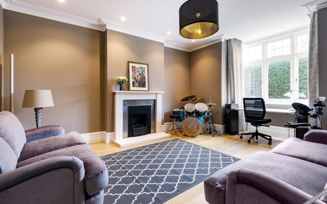 Spacious Chiswick Home with Private Terrace