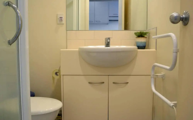 Cozy City Apt Central Location, Parks & More