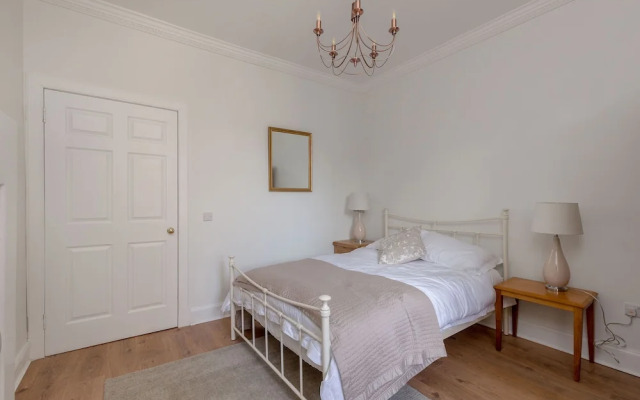 JOIVY Glamorous 3-Bed Flat Near City Centre