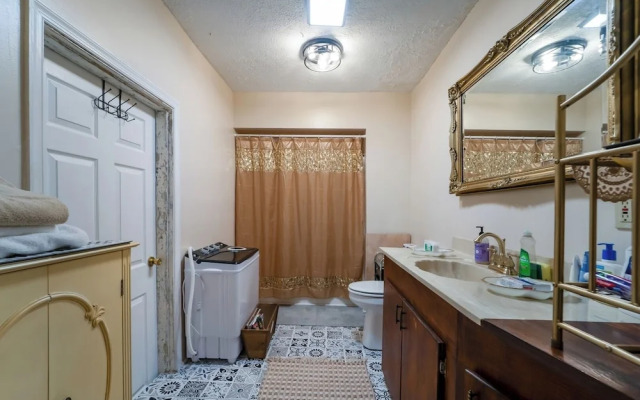 Central 4BR Historic Gem Near Colleges