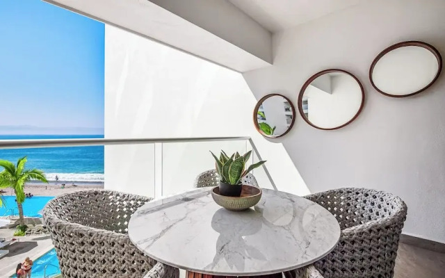 Oceanfront 1BR with Balcony & Pool