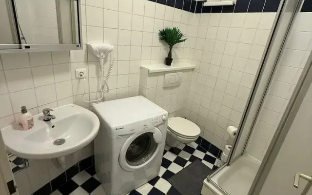 2BR Plus LR Apartment Sleeps 6 Central