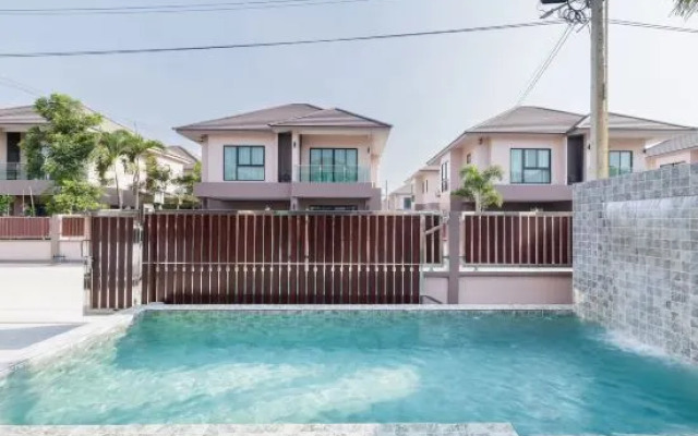 Pattaya detached four-bedroom five-bed room pool villa