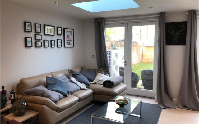 Villa With 3 Bedrooms in Isleworth