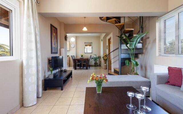Villa Evie's -Spacious -4 apt'ς -with heated pool