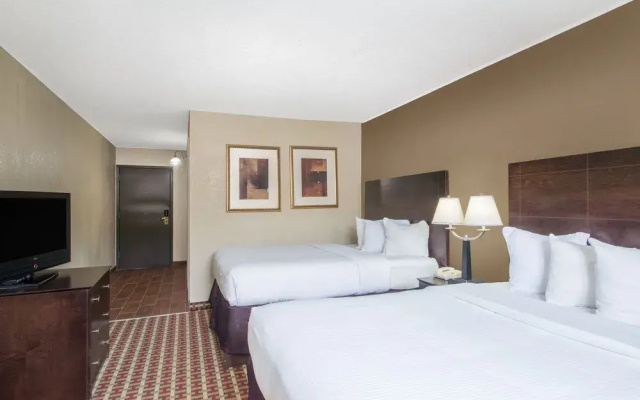 Ramada By Wyndham Whitehall/Allentown