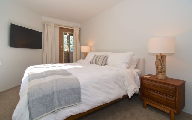 Lakefront Chalet with private dock