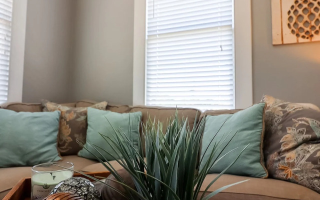 Vibrant Bungalow 2 Minutes to the Beach
