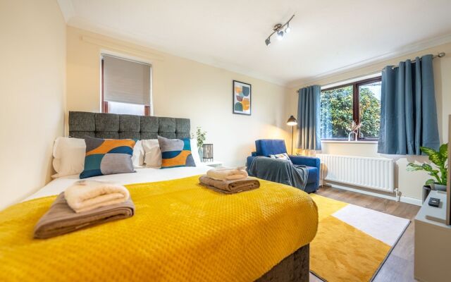 Staines Studio Apartment - Heathrow