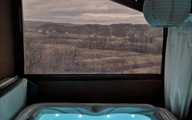 Viksa with Hot Tub