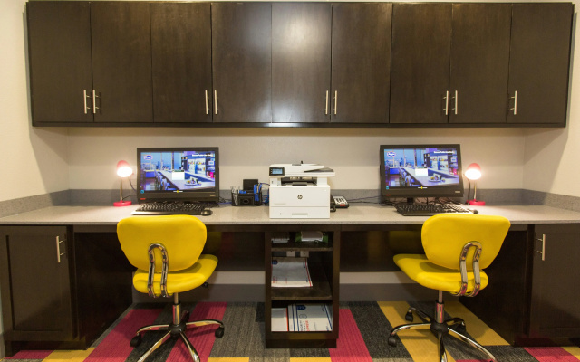 Hampton Inn Mustang