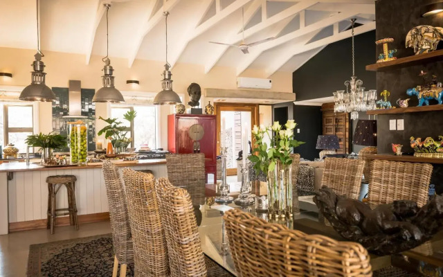 Safari Moon Luxury Bush Lodge