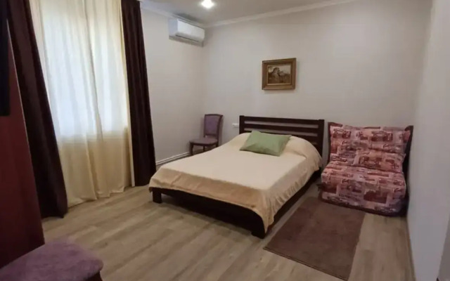 Уютный дворик на Толстого