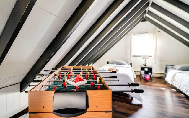 Pet-friendly Cabin w/ Hot Tub in Pocono Lake!