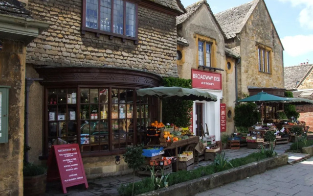 The Cotswold Holiday Lodge