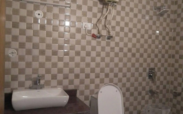 OYO 10229 Hotel Crystal