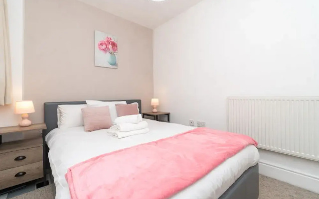 Spacious 2 Bed Southville Flat Near Harbourside