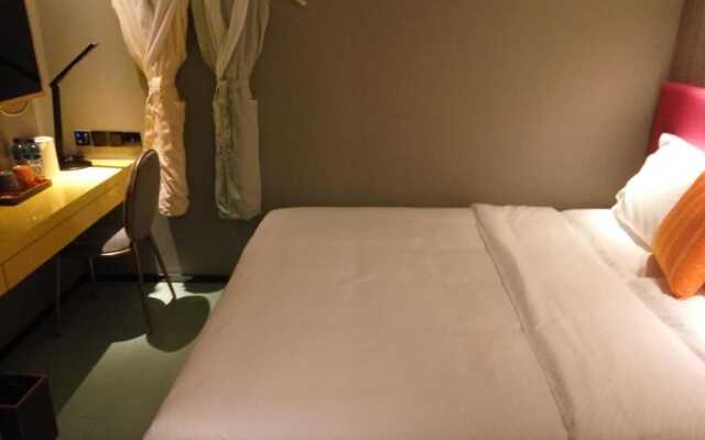 Yantai 90's Light Luxury Hotel