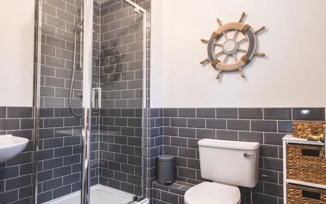 Vespasian Quay - Balcony overlooking the River Itchen - Secure & private parking